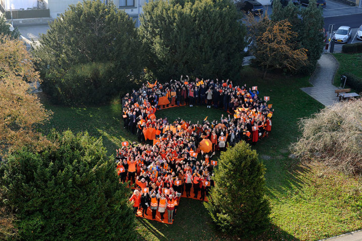 Flashmob de solidarité contre la violence à l'égard des femmes (23.11.2018). Le but du flashmob étant de rassembler un maximum de participants «oranges» dans une formation humaine selon le symbole de l’élimination de la violence contre les femmes.